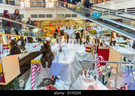 Paris, Frankreich, Ansicht innen Französisch Shopping Center Mall im Vorort Montreuil, La Grande Porte, Christrmas Dekorationen Stockfoto