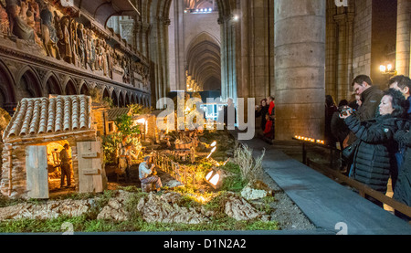 Paris, Frankreich, in der französischen katholischen Kirche, Kathedrale Notre Dame, Krippe, Creche, Religion des Mittelalters, Französische katholiken, europäische religiöse Praxis Stockfoto