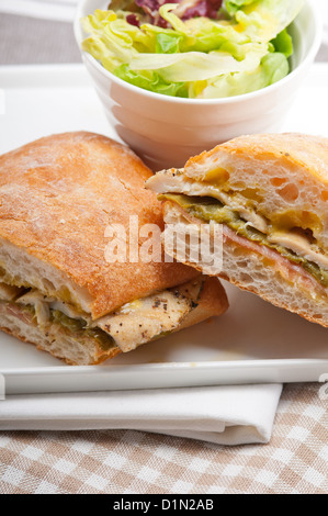 traditionelle italienische Ciabatta Panini Sandwich Hähnchen Gemüse und Aioli Stockfoto