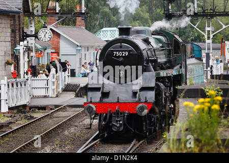 Dampfmaschine 75029 (The Green Knight) verlassen Grosmont Station, North Yorkshire Moors Railway, North Yorkshire, England Stockfoto