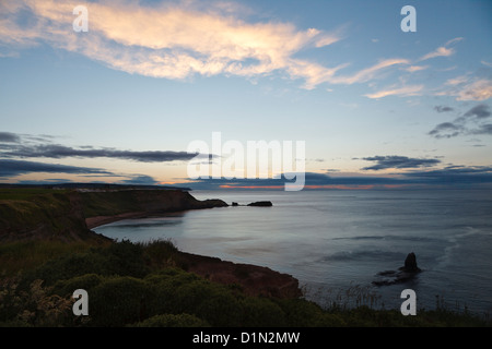 Sonnenuntergang über gegen Bucht, in der Nähe von Whitby, North Yorkshire, England Stockfoto