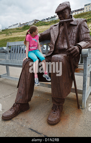 "Freddie Gilroy und Bergen-Belsen Nachzügler" Skulptur, North Bay, Scarborough, North Yorkshire Stockfoto