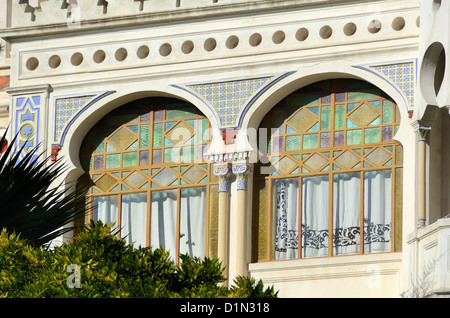 Fenster im arabischen oder orientalischen Stil im La Palestine Oriental oder Belle Epoque Villa oder Haus im L'Estaque Seafront Marseille Provence France Stockfoto