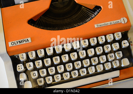 Old, Vintage, Retro oder Antik Orange Olympia Schreibmaschine mit AZERTY Tastatur Stockfoto