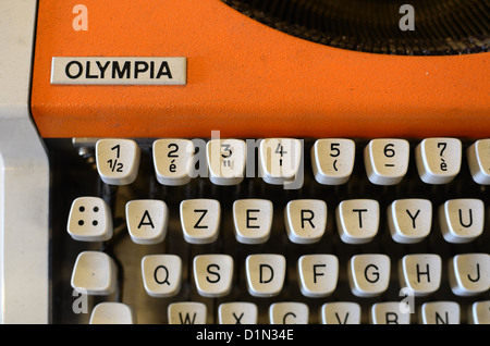 Old, Vintage, Retro oder Antik Orange Olympia Schreibmaschine mit AZERTY Tastatur Stockfoto