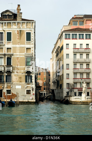 Rustikale Gebäude am Kanal, Venedig, Italien Stockfoto