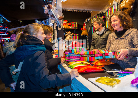 Paris, Frankreich, Straßenszenen, Jugendliche Shopping für Home Accessoires am Weihnachtsmarkt auf der Avenue Champs-Élysées, in der Nacht, Shopper Auswahl waren Stockfoto