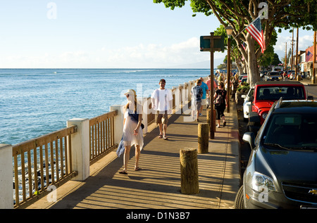 Fußgänger Fuß entlang der Promenade der Front Street in Lahaina, Hawaii. Stockfoto
