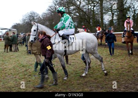 Aktion von Punkt zu Punkt-Pferderennen der Cambridgeshire Harriers jagt Club Befestigung am Cottenham, in der Nähe von Cambridge. Insgesamt 215 Pferd wurden geben Sie für die Tage Rennen, das war eines der größten Treffpunkt für mehr als ein Jahrzehnt.    Der Läufer in den Parade-Ring vor dem Rennen 30. Dezember 2012 - Cottenham, Cambridgeshire, Großbritannien Stockfoto