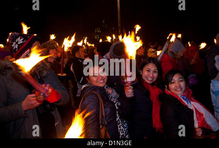 Edinburgh, UK. 30. Dezember 2012.  Fackelzug in Edinburgh, den Beginn der schottischen Hauptstadt 2012 Silvester mit Feuerwerk am Calton Hill Abschluss signalisieren Stockfoto