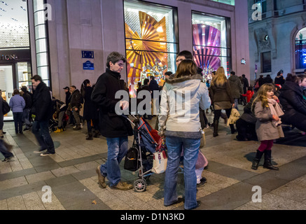 Paris, Frankreich, große Menschenmenge, Shopping Street Scenes, Familie außerhalb LVMH, Louis Vuitton Store Front, an der Avenue des Champs-Elysees, geschäftige Nachtgeschäfte, lebhafte pariser Straßenszene, People Night City Light paris Stockfoto