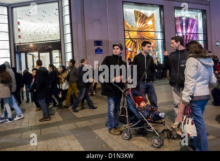 Paris, Frankreich, geschäftige Straßenszenen, Familienmassen vor dem LVMH, Louis Vuitton Store auf der Avenue des Champs-Elysees, geschäftiges Einkaufen, Nacht, Straßenzentrum, lebhafte pariser Straßenszene Stockfoto