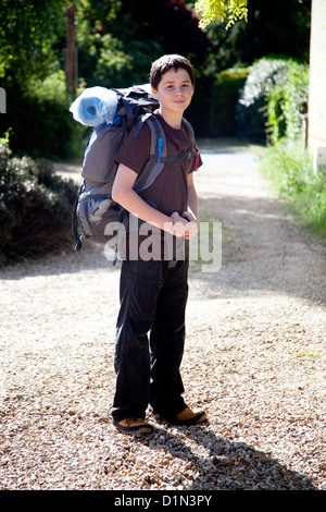 Junge mit rucksack Stockfoto