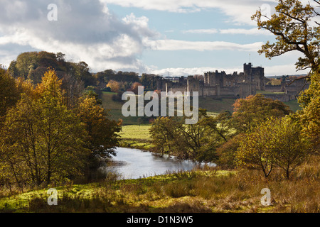 Alnwick Castle und der Fluss Aln, Northumberland, England Stockfoto