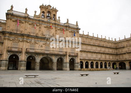 Leere Terrassen im Winter an der Plaza Mayor Platz mit Rathaus von Salamanca. Kastilien und León, Spanien. Stockfoto