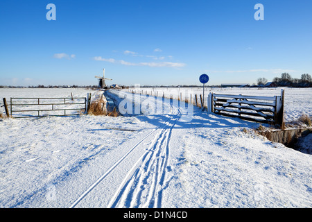 Fahrradweg von holländischen Windmühle im verschneiten winter Stockfoto