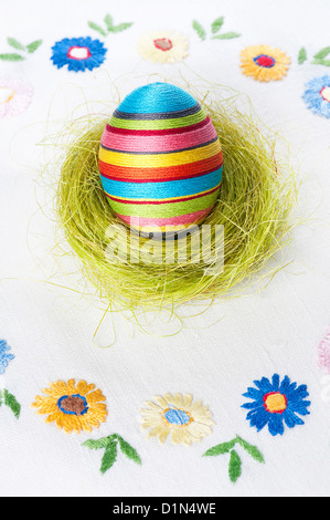 Handgemachte Easter Egg auf einer bestickten Tischdecke Stockfoto