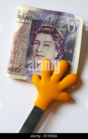 Hände halten £20 Hinweis Geld setzen auf weißen Hintergrund Stockfoto