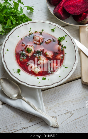 Borschtsch mit Knödeln serviert auf einem alten Bauernhof-Tisch Stockfoto