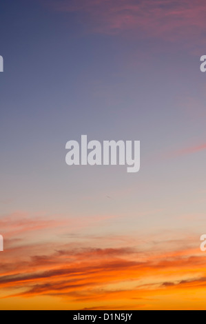 Dramatische orange Wolken und blauer Himmel bei Sonnenuntergang. Stockfoto