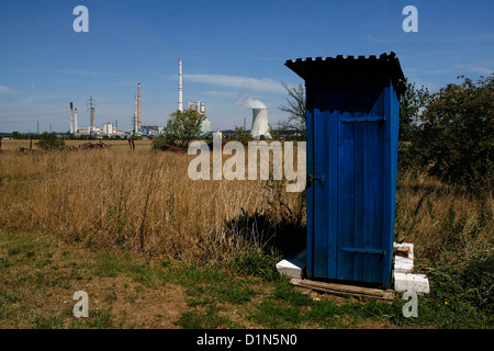 Altes Nebengebäude, blaues Holztoilettenhaus in der Landschaft Tschechien Stockfoto