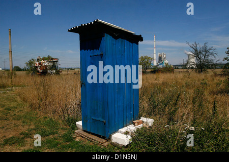 Altes Nebengebäude, blaues Holztoilettenhaus in der Landschaft Tschechien Stockfoto