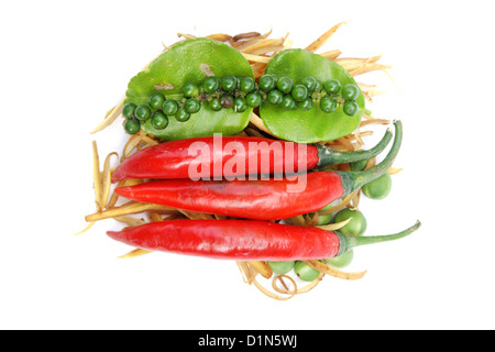 Thailändische Gewürze (Kaffir Limetten Blätter, Fingerwurz, Chili, Erbsen, Auberginen) Stockfoto