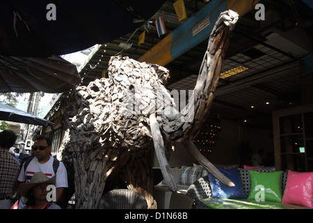 Hölzerner Elefant zu Hause dekoriert in Chatuchak Weekend Market shop Stockfoto