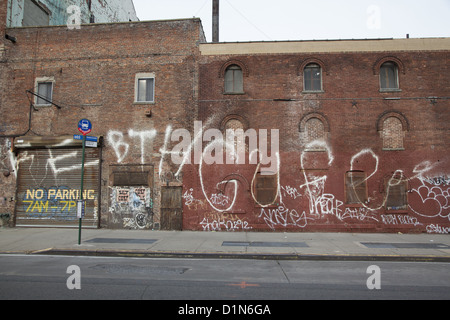 Graffiti auf heruntergekommenen Gebäude im Stadtteil Bedford-Stuyvesant, Brooklyn, NY. Stockfoto