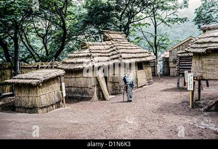 Eine Ainu-Frau posiert 1962 in einem Mockdorf auf der Insel Hokkaido in Japan, wo Touristen einen Einblick in die traditionelle Lebensweise von Ainu erhalten. Stockfoto