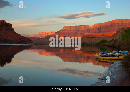 Flöße am Ufer des Colorado River Lees Ferry, Arizona.  Lees Ferry ist der Put-in für Floßfahrten in den Grand Canyon. Stockfoto