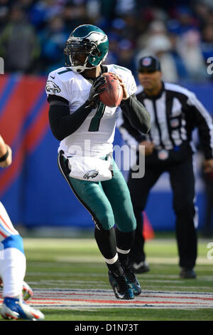 New Jersey, USA. 30. Dezember 2012: Philadelphia Eagles-Quarterback Michael Vick (7) fällt zurück, um während einer Woche 17 NFL Matchup zwischen der Philadelphia Eagles und die New York Giants im MetLife Stadium in East Rutherford, New Jersey zu übergeben. Stockfoto