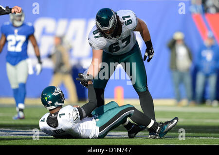 New Jersey, USA. 30. Dezember 2012: Philadelphia Eagles anzugehen Dennis Kelly (67) hilft, Philadelphia Eagles-Quarterback Michael Vick (7) während einer Woche 17 NFL Matchup zwischen der Philadelphia Eagles und die New York Giants im MetLife Stadium in East Rutherford, New Jersey. Stockfoto