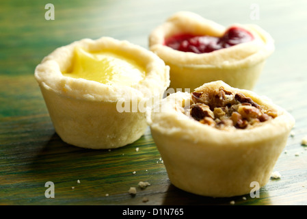 Köstliche Auswahl an gebackenen gefüllten Dessert Torten auf Holztisch. Stockfoto