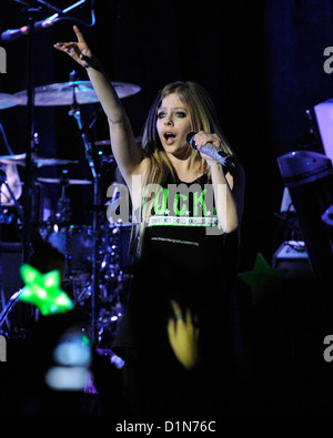 Avril Lavigne führt im Air Canada Centre während ihrer The Black Star Tour in Toronto am 24. Oktober 2011. Stockfoto