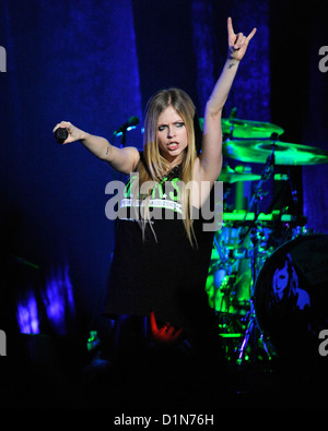 Avril Lavigne führt im Air Canada Centre während ihrer The Black Star Tour in Toronto am 24. Oktober 2011. Stockfoto