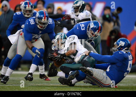 New Jersey, USA. 30. Dezember 2012: Philadelphia Eagles Wide Receiver Damaris Johnson (13) in Angriff genommen wird durch die New York Giants lange Schnapper Zak DeOssie (51) auf einem Kahn während einer Woche 17 NFL Matchup zwischen der Philadelphia Eagles und die New York Giants im MetLife Stadium in East Rutherford, New Jersey zurück. Die Riesen besiegt die Eagles 42-7. Stockfoto