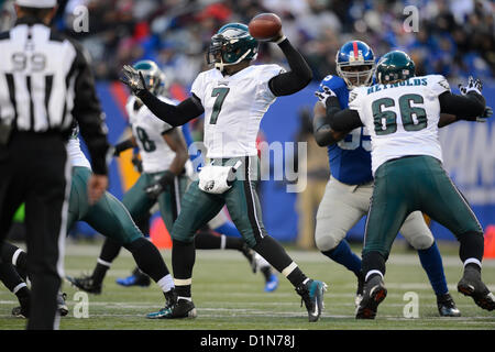 New Jersey, USA. 30. Dezember 2012: Philadelphia Eagles-quarterback Michael Vick (7) während einer Woche 17 NFL Matchup zwischen der Philadelphia Eagles und die New York Giants im MetLife Stadium in East Rutherford, New Jersey. Die Riesen besiegt die Eagles 42-7. Stockfoto