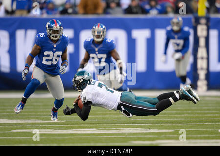 New Jersey, USA. 30. Dezember 2012: Philadelphia Eagles-quarterback Michael Vick (7) Tauchgänge vor der New York Giants kostenlosen Sicherheits Antrel Rolle (26) während einer Woche 17 NFL Matchup zwischen der Philadelphia Eagles und die New York Giants im MetLife Stadium in East Rutherford, New Jersey. Die Riesen besiegt die Eagles 42-7. Stockfoto