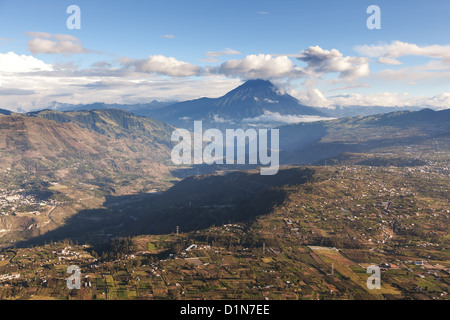 Provinz Tungurahua in Ecuador Luftbild Vulkan mit dem gleichen Namen im Hintergrund Stockfoto