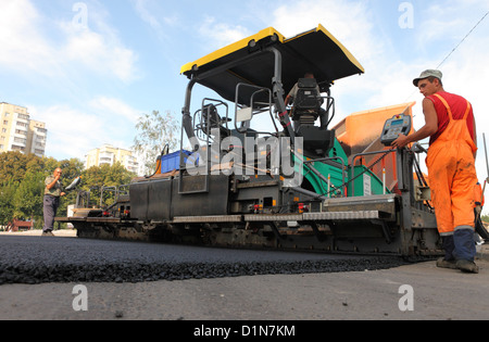 Eine Pflasterung Besatzung legt neue Asphalt auf einer Autobahn Stockfoto