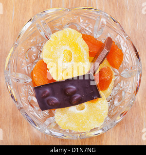 getrocknete Früchte und Schokolade in Glasschale Stockfoto