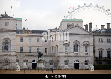 Pferd schützt Parade Ground mit dem London Eye im Hintergrund Stockfoto