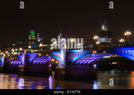 Southwark Bridge von der Southbank von der Themse aus gesehen Stockfoto