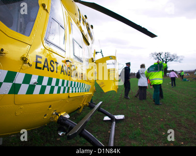 East Anglian Air Ambulance anrufen bei einem Verkehrsunfall in Essex, Großbritannien Stockfoto