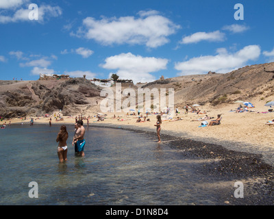 Playa de Papagayo-Strand mit Cafés und Restaurants in der Nähe von Playa Blanca, Lanzarote, Kanarische Inseln Stockfoto