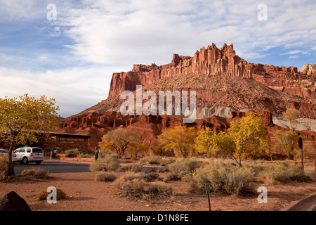 Besucherzentrum und Felsformationen am Capitol Reef National Park in Utah, Vereinigte Staaten von Amerika, USA Stockfoto