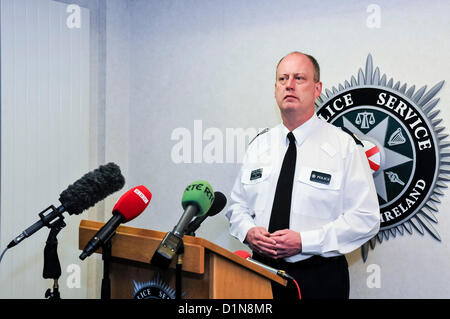 31. Dezember 2012, Belfast, Nordirland. Assistant Chief Constable George Hamilton (2014, ernannten Chief Constable) gibt die Pressekonferenz nach dem versuchten Mord an einem Polizei-Offizier und seine Familie, als eine Bombe unter seinem Auto gefunden wurde. Bildnachweis: Stephen Barnes / Alamy Live News Stockfoto