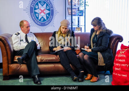 31. Dezember 2012, Belfast, Nordirland. Assistant Chief Constable George Hamilton (2014, ernannten Chief Constable) gibt ein Interview Reporter Rebecca Black (Newsletter) und Michelle Smyth (Belfast Telegraph) nach dem versuchten Mord an einem Polizei-Offizier und seine Familie, als eine Bombe unter seinem Auto gefunden wurde. Bildnachweis: Stephen Barnes / Alamy Live News Stockfoto