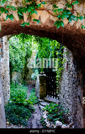 Brick Archway in Cliousclat, Drome, Provence-Alpes-Côte d'Azur, Frankreich. Stockfoto